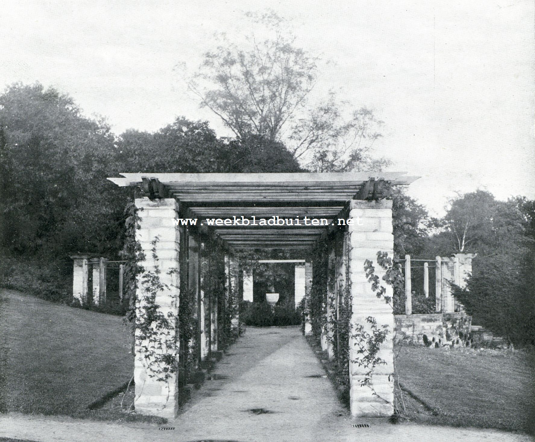 Engelsche tuinkunst. Pergola. Wyck Cross Place. Kent