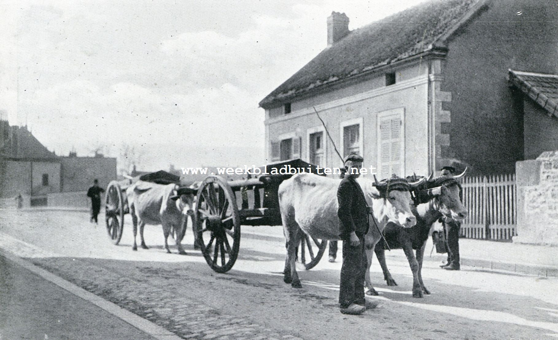 Auto-tocht Genua-Amsterdam. Een vrachtrijder te Autun