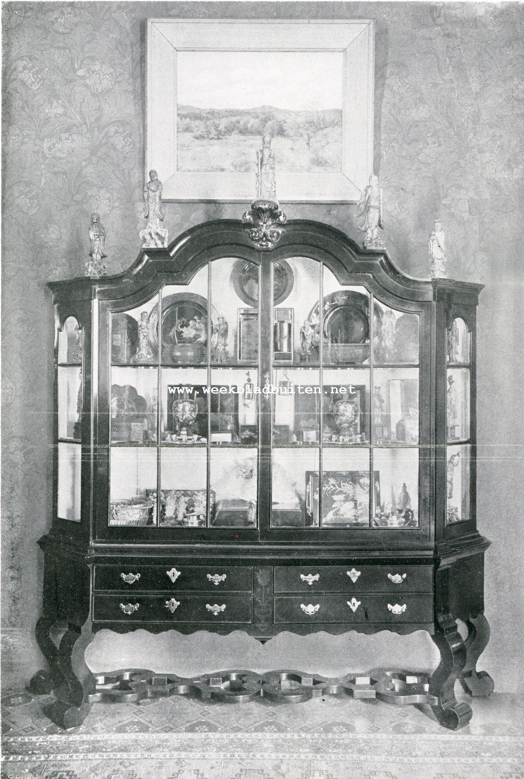 De Trompenburgh. Oud-Hollandsche glazenkast met Japansch en Chineesch lakwerk