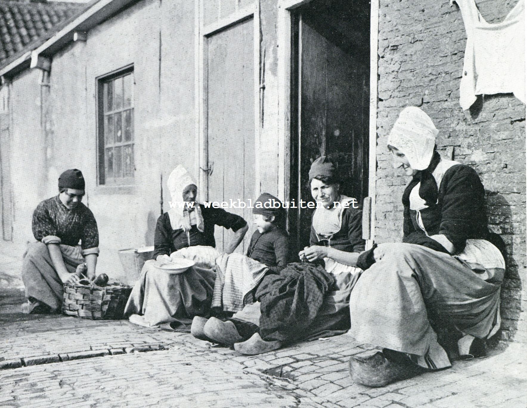 Volendam. - Het huiswerk buiten
