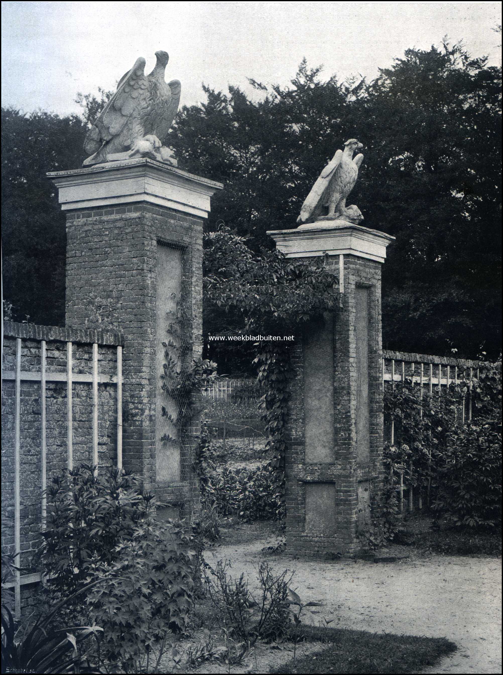 Zuylestein. Poort in een tuinmuurtje