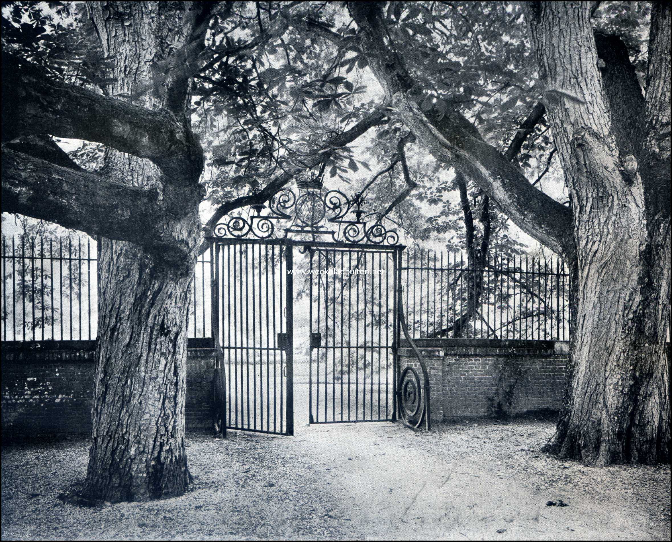 Het Kasteel Zuylestein. Twee kastanjeboomen bij een oud tuinhek op Zuylestein