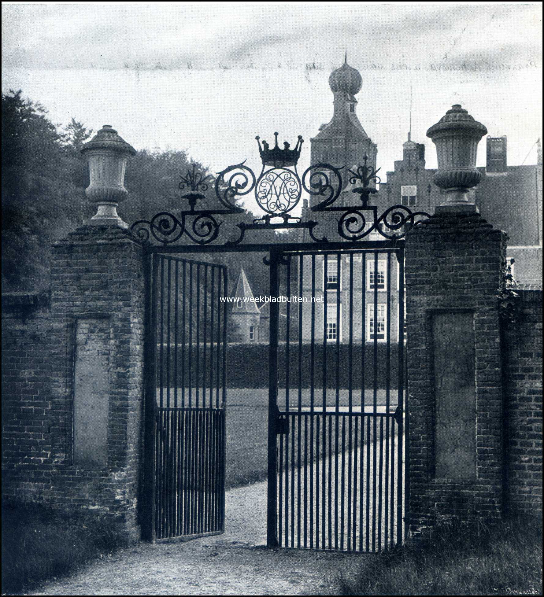 Het Kasteel Zuylestein. Doorkijk op het grasplein, de hooge haag, de boomen en den toren van het Kasteel Zuylestein