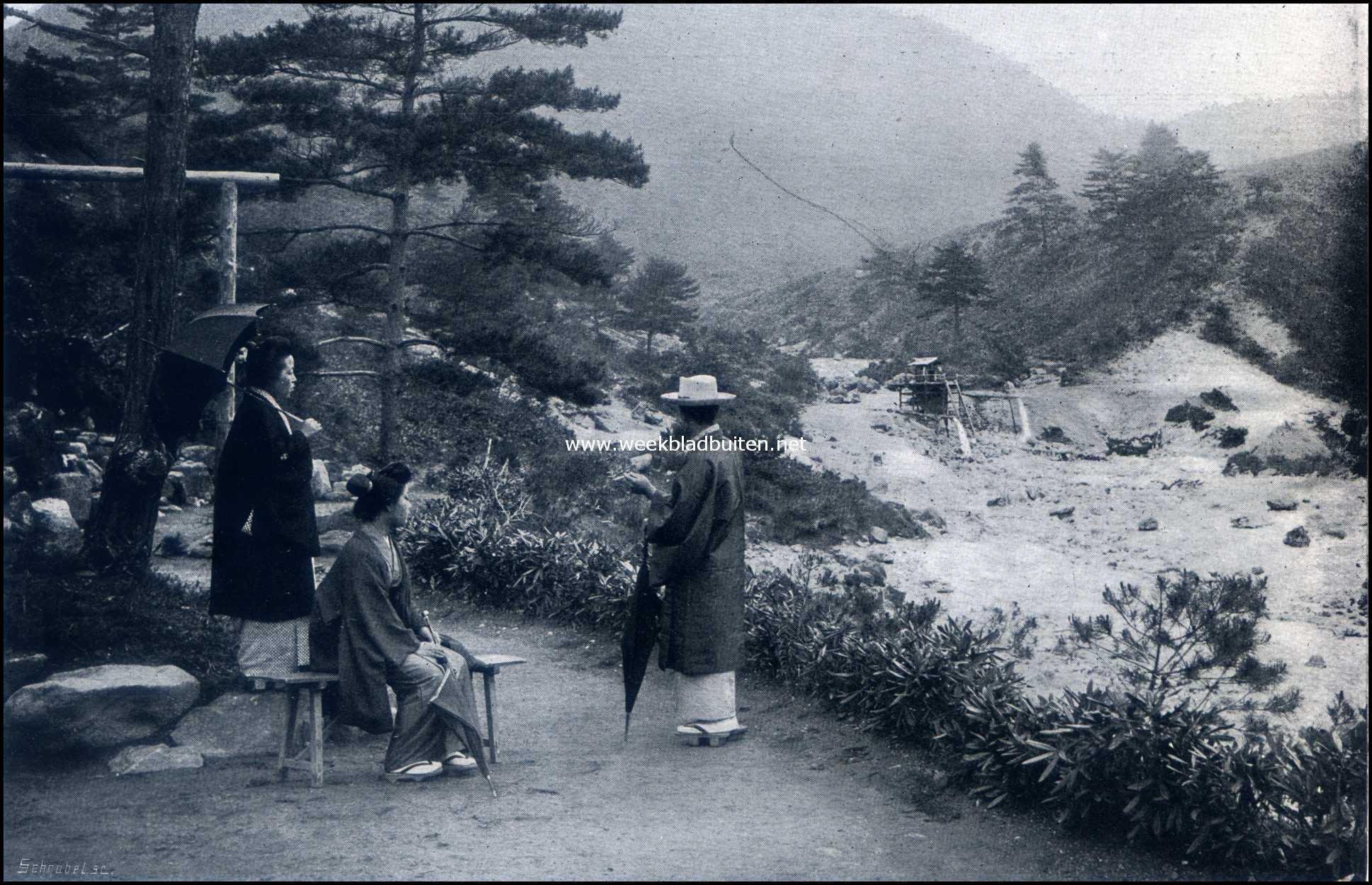 De warme bronnen van Japan. De bergstroom met het heete bronwater