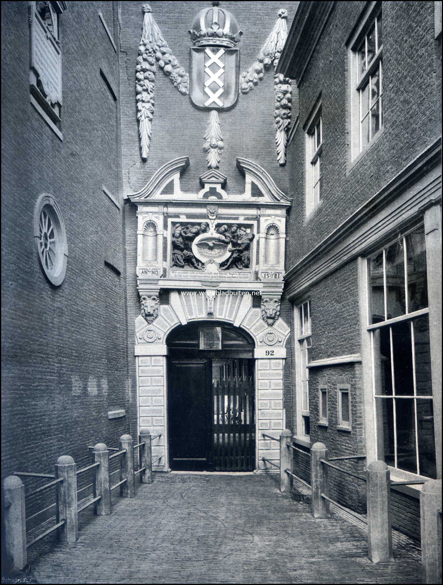 Ingang in de Kalverstraat van het Burgerweeshuis te Amsterdam