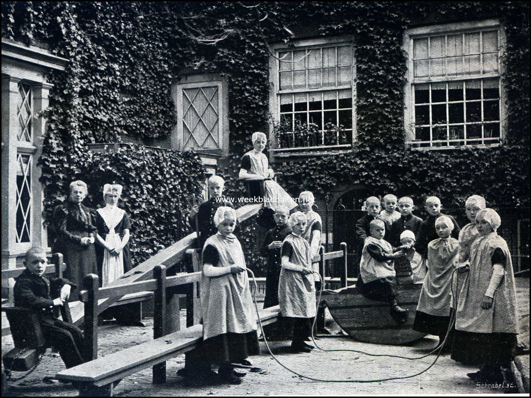 Het Burgerweeshuis te Amsterdam. Speelplaats van de Kinder-afdeeling