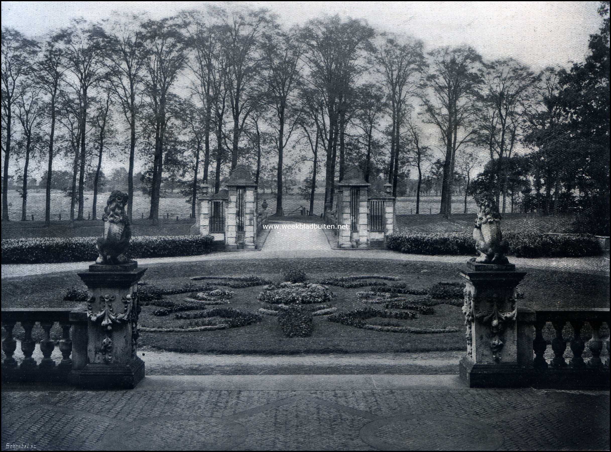 Het Kasteel Rechteren. Voorplein van het Kasteel Rechteren