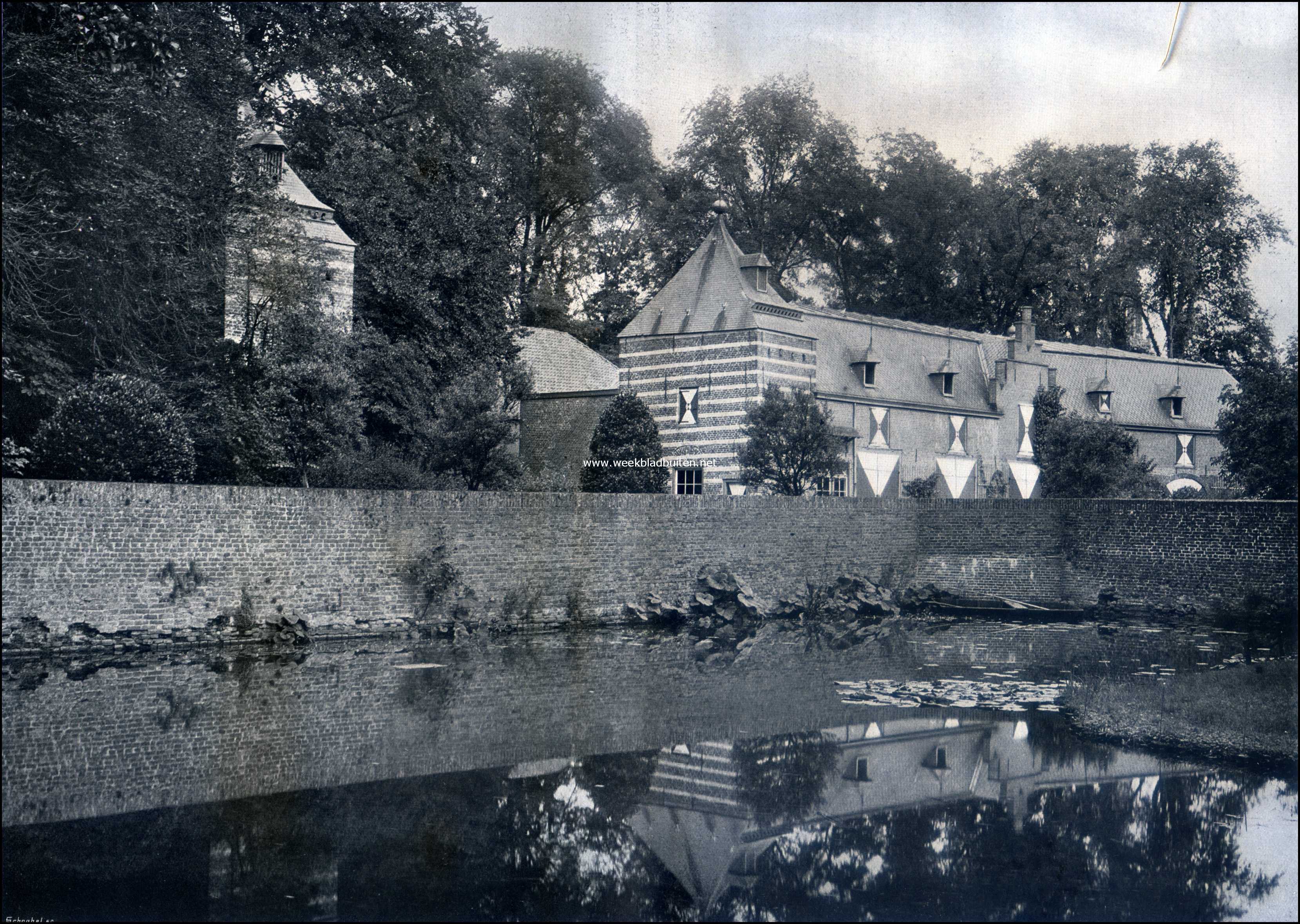 Het Kasteel Helmond. Slotgracht. Wachttorens en stallen