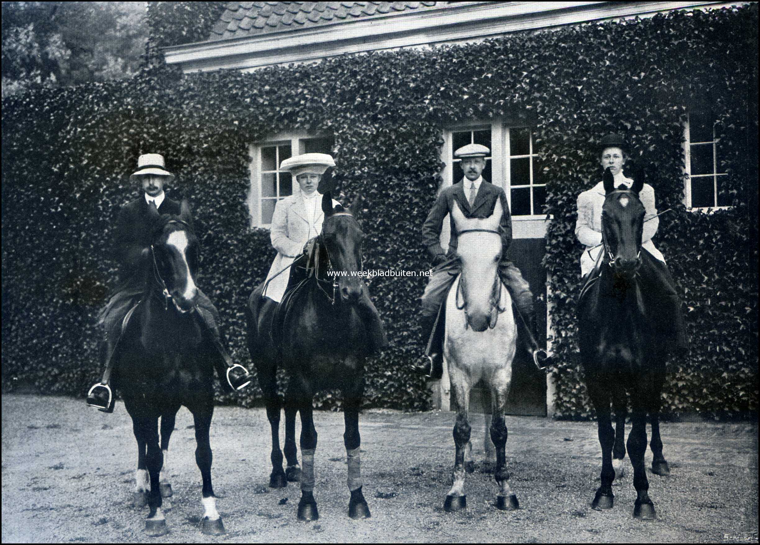 Portretten van eenige leden der Grafelijke familie. Van links naar rechts: Graaf Frederik, Gravin Isabella en Graaf Willem Frederik Bentinck; Gravin Marie, dochter van Graaf Altenburg Bentinck