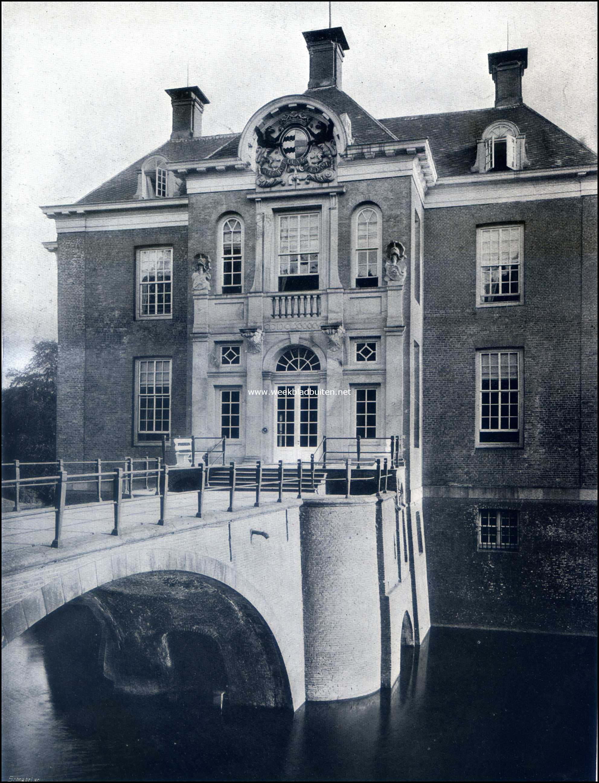 Het Kasteel Middachten en zijne bewoners. Voorgevel van het kasteel, met brug