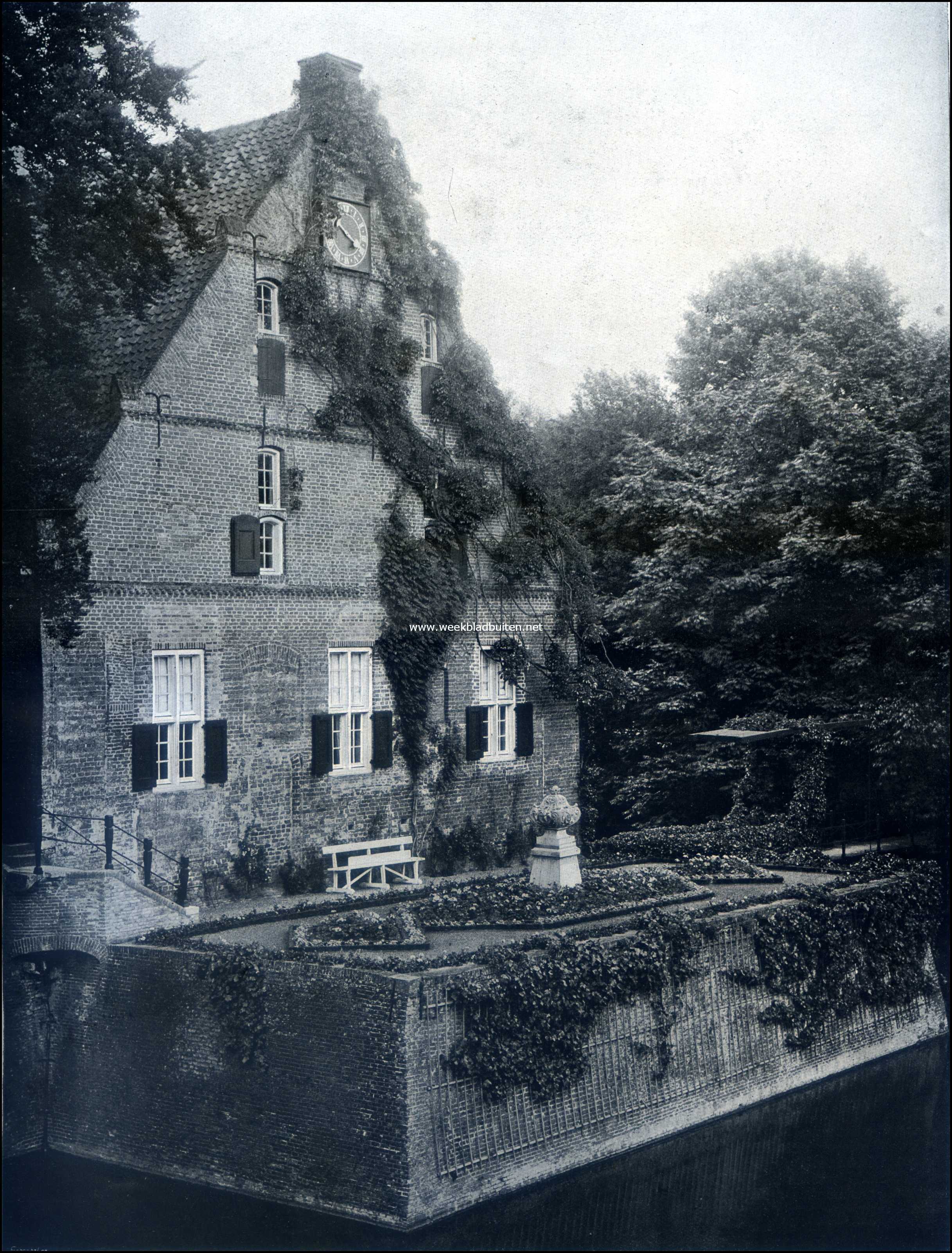 Het Kasteel Middachten en zijne bewoners. Middachten: gevel van de rechtste bijgebouwen van het kasteel af gezien