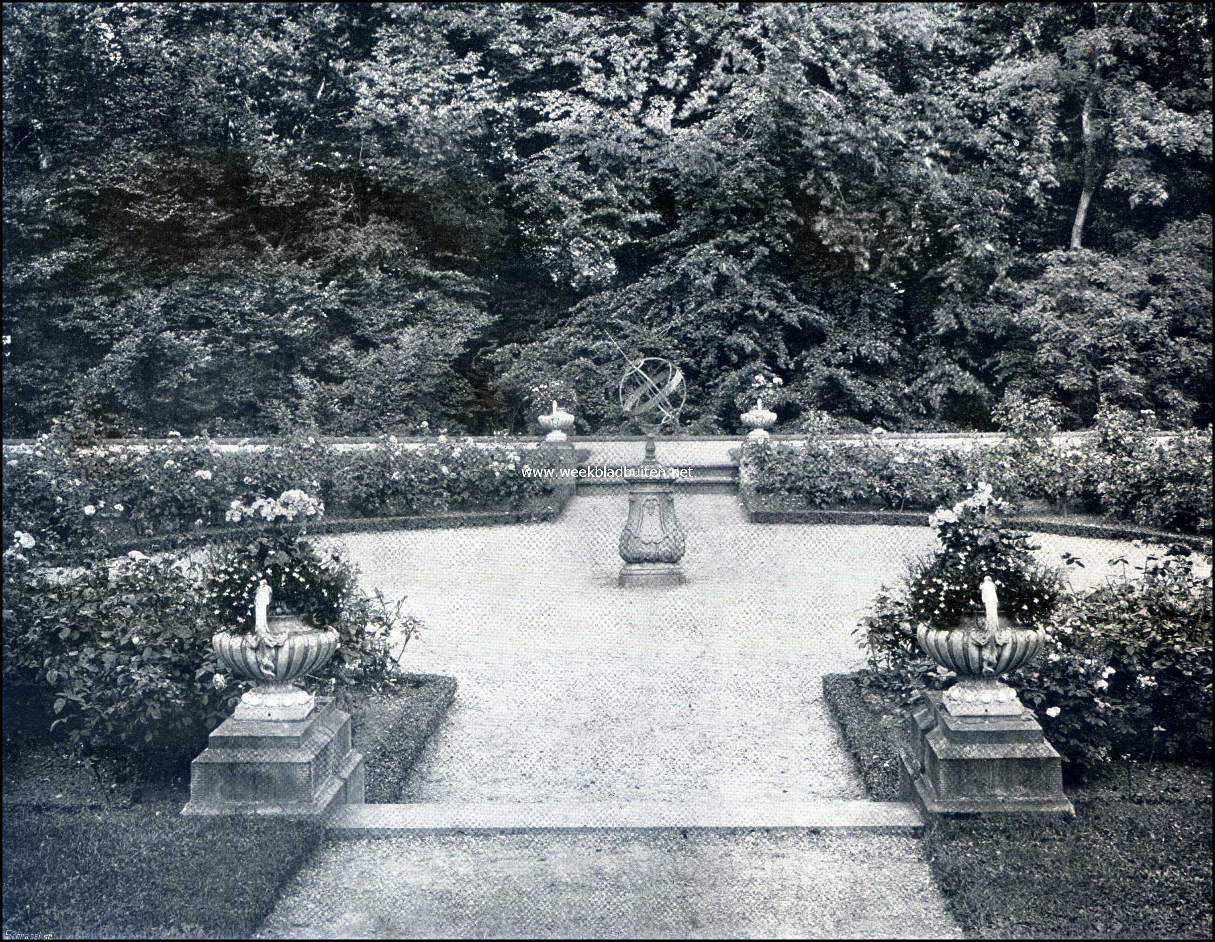 Het Kasteel Middachten en zijne bewoners. Middachten: het Rosarium met zonnewijzer