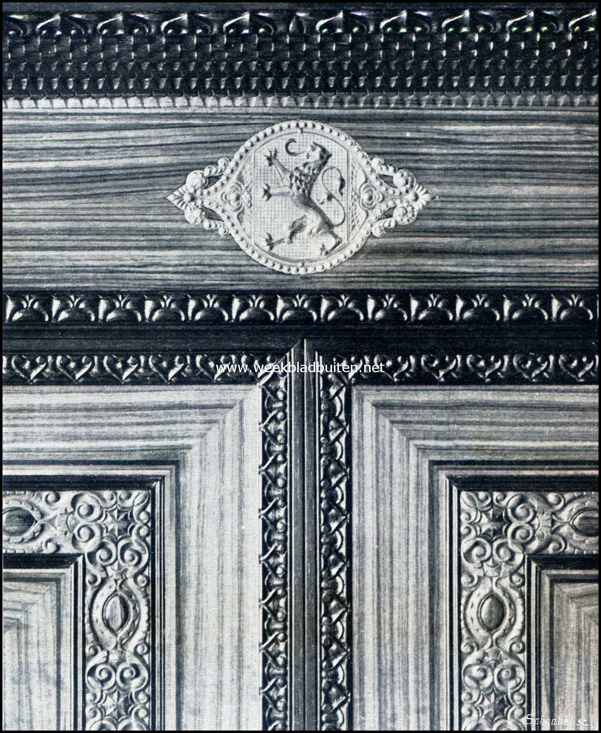 Het huldeblijk der Noord-Branbantsche dames aan H.M. de Koningin. Detail midden-gedeelte kap met in metaalgedreven wapen van Noord-Brabant en bovenregels der deuren