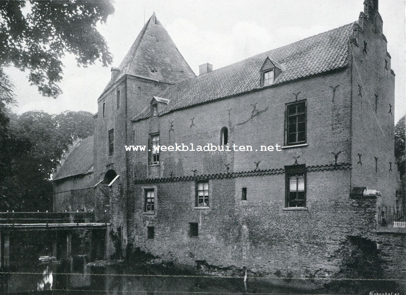 De Doorwerth. De toegang tot den voorburcht. Zuid-Oostzijde
