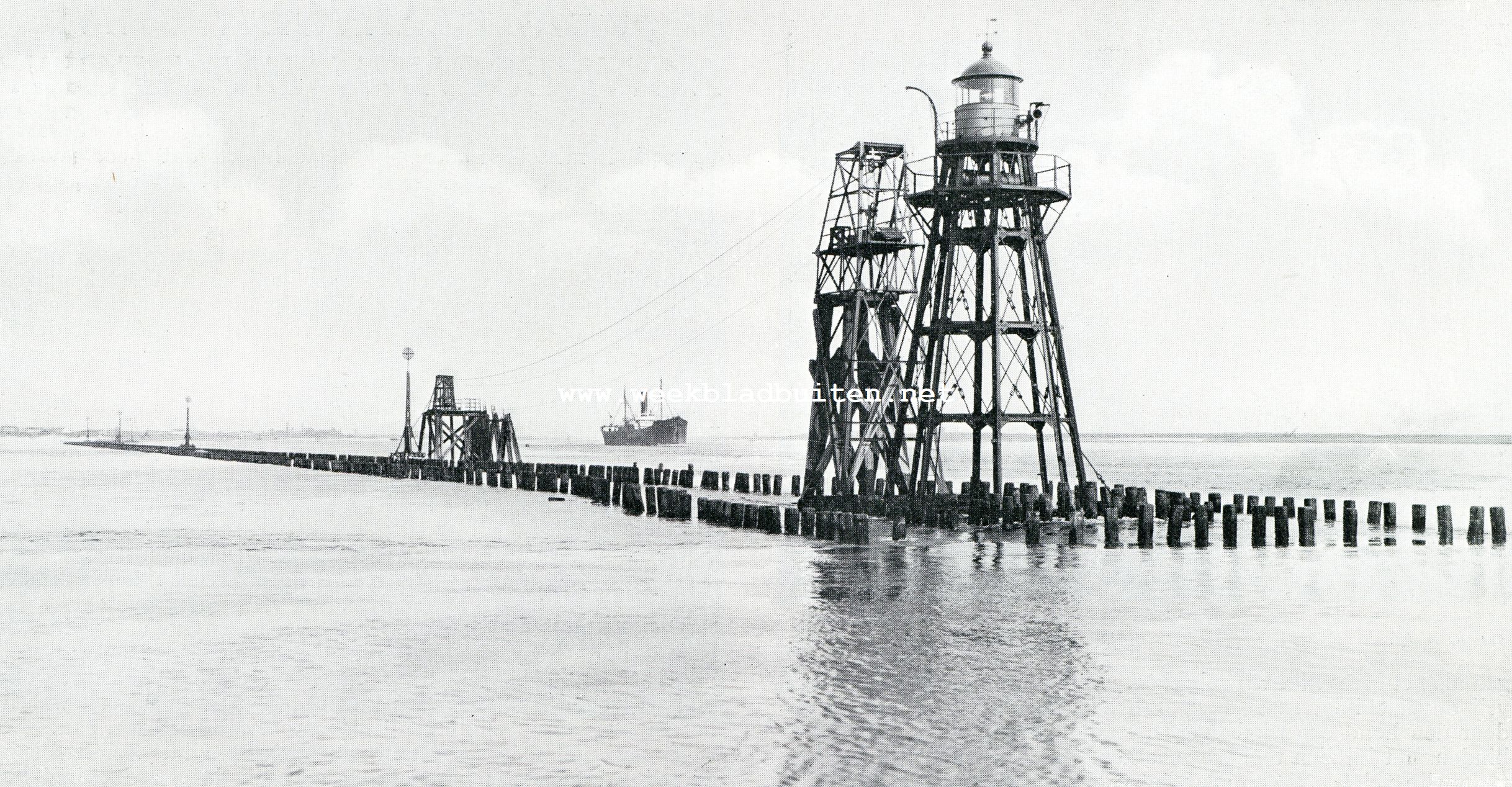 De Maas bij Rotterdam. De Noorderpier aan den Hoek van Holland van zee uit gezien