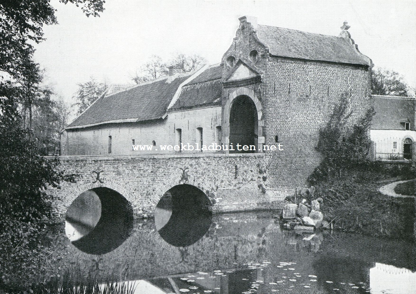 De Burcht Aldenghoir bij Haelen (L.). Poortgebouw met brug
