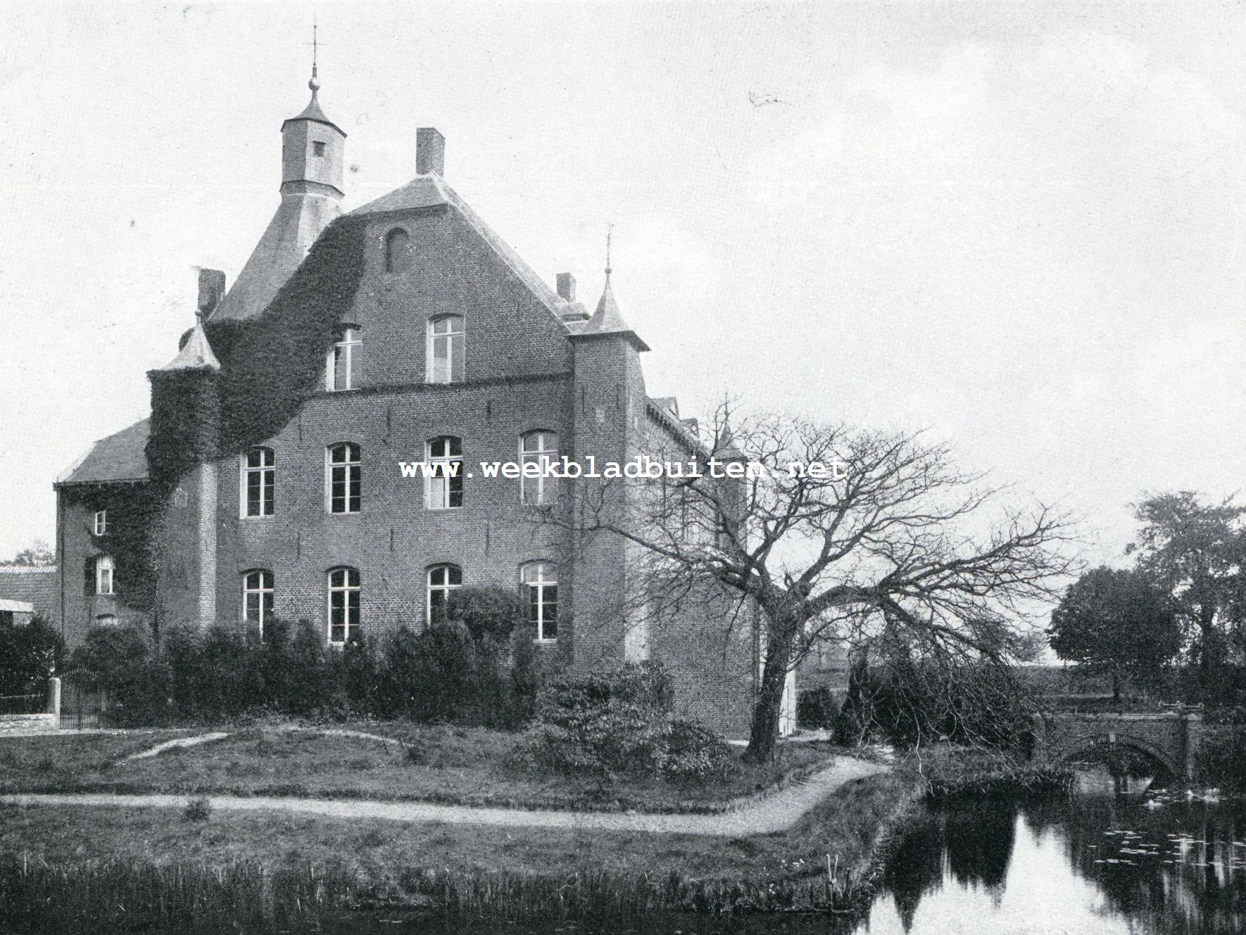 De Burcht Aldenghoir bij Haelen (L.). De burcht Aldenghoir met angelgracht (W. naar O.)