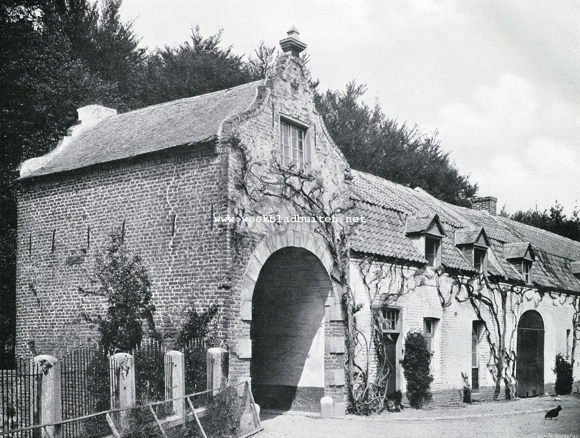 De Burcht Aldenghoir bij Haelen (L.). Brugpoort. (Z. naar N.)
