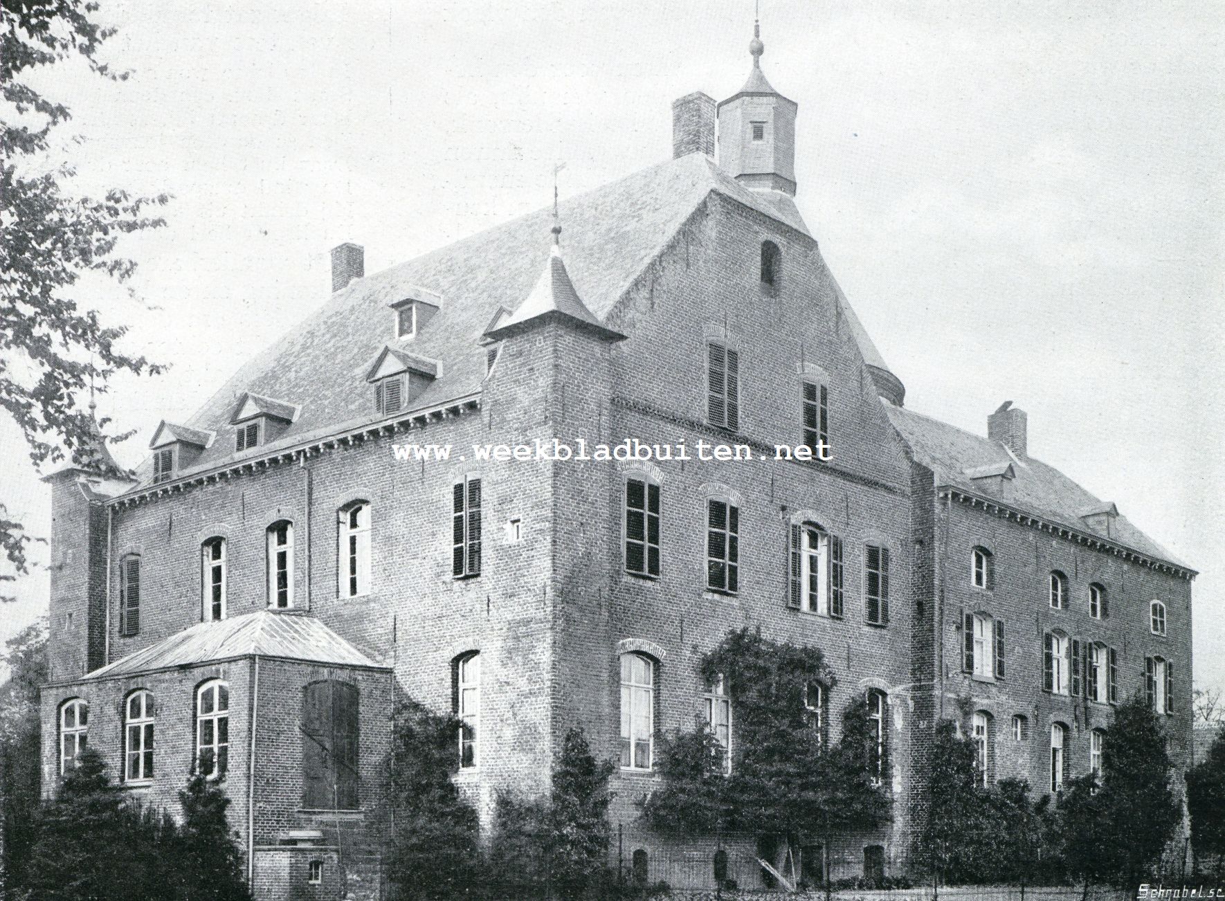 De Burcht Aldenghoir bij Haelen (L.). Tuinzijde (Z. naar N.)