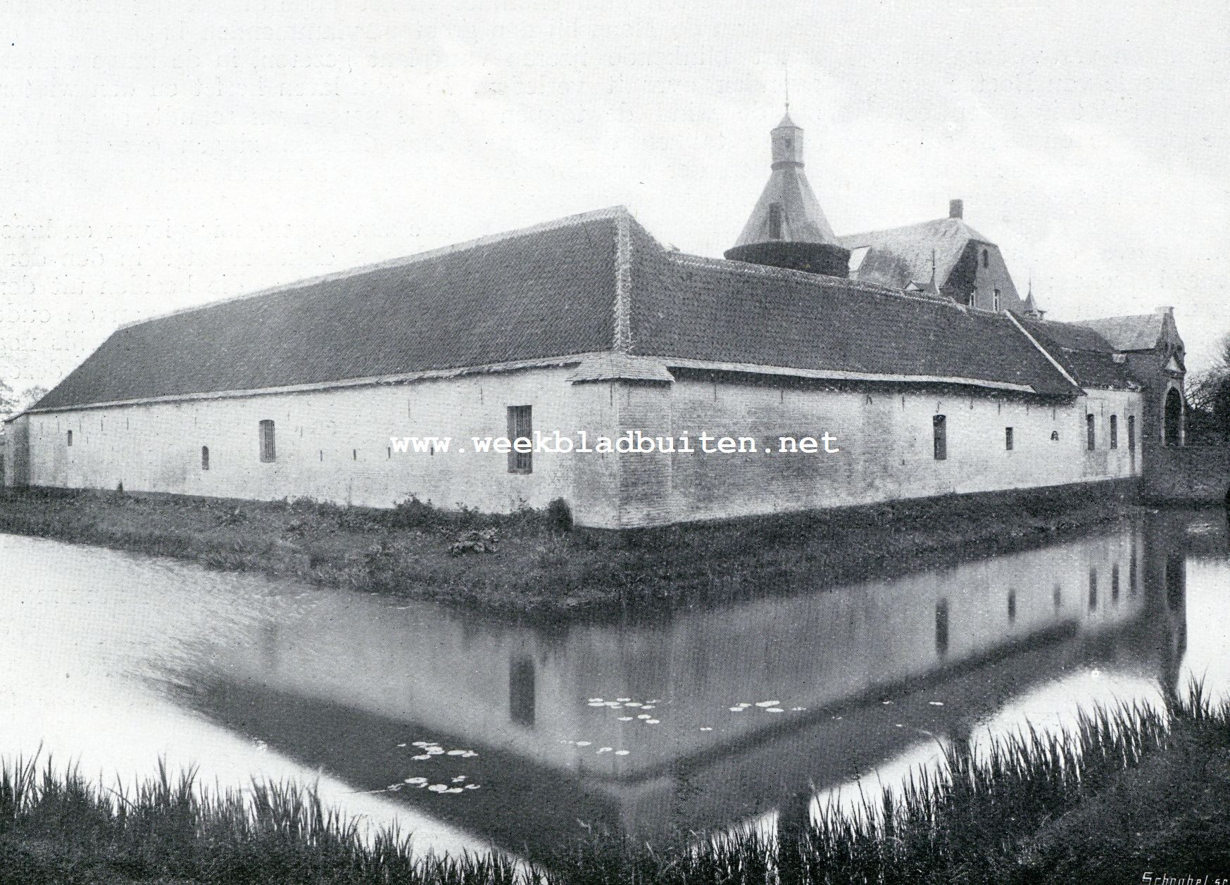 De Burcht Aldenghoir bij Haelen (L.). Bijgebouwen met gracht (N.O. naar Z.W.)