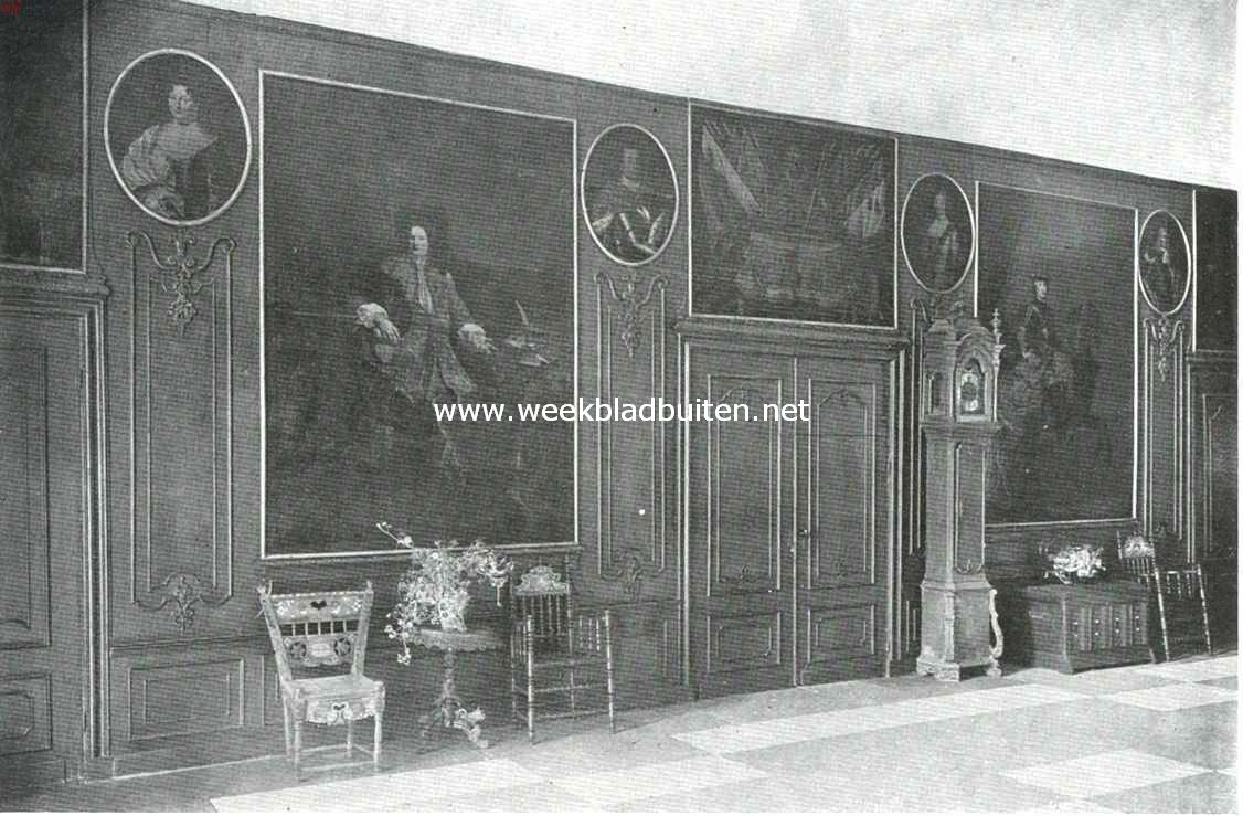 De hal op de Cannenburch. Boven de deur het portret van Marten van Rossem