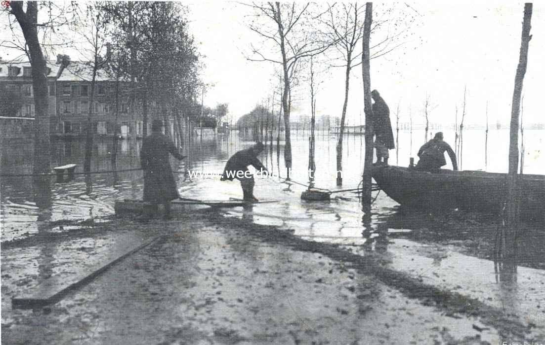 In de omstreken van Parijs. Soldaten brengen de bewoners met behulp van schuiten in veiligheid