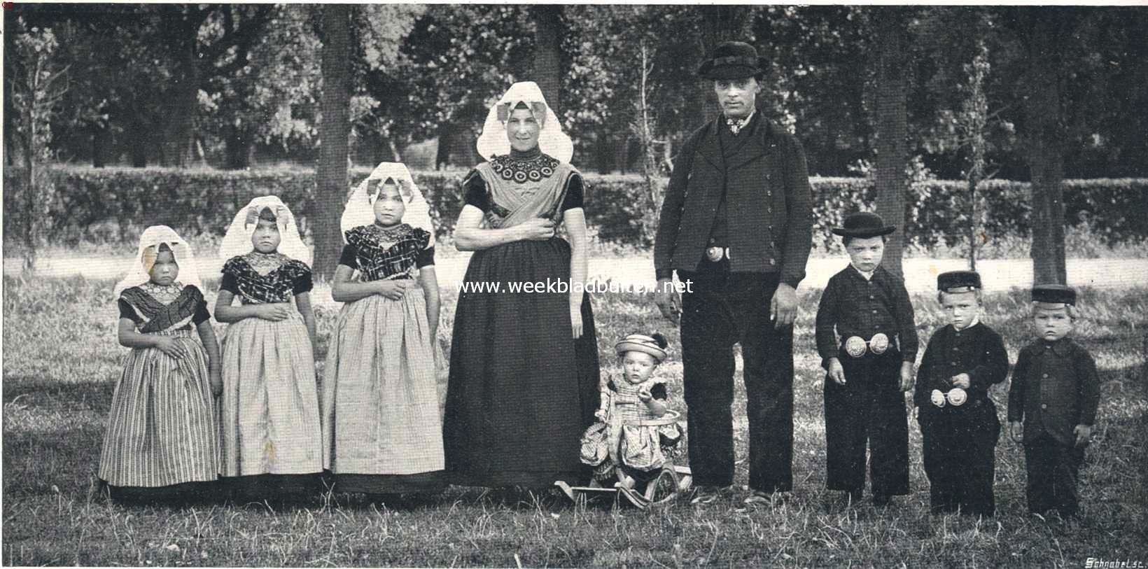 Een katholieke Goesche familie in nationaal costuum