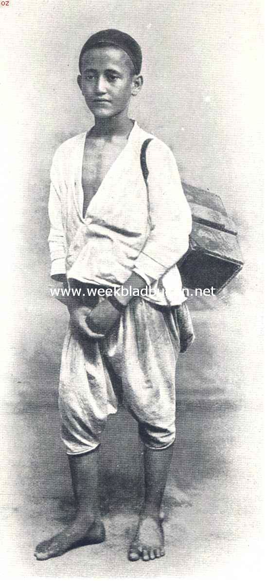 Buiten aan Afrika's noordkust. I. Nieuw-Algiers en Mustapha. Moorsche schoenpoetsersjongen