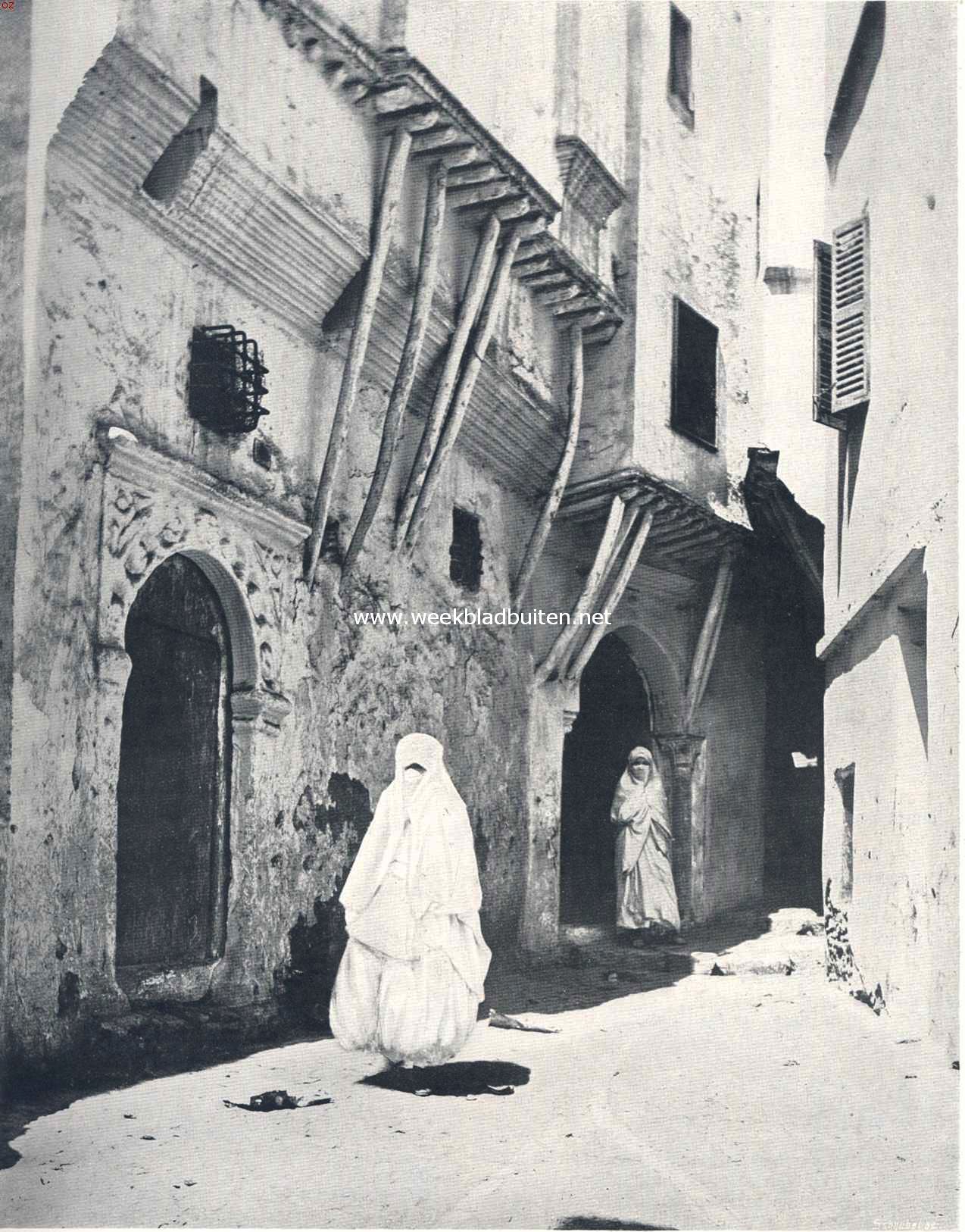 Algiers. Een groot Moorsch huis in de inlandsche stad