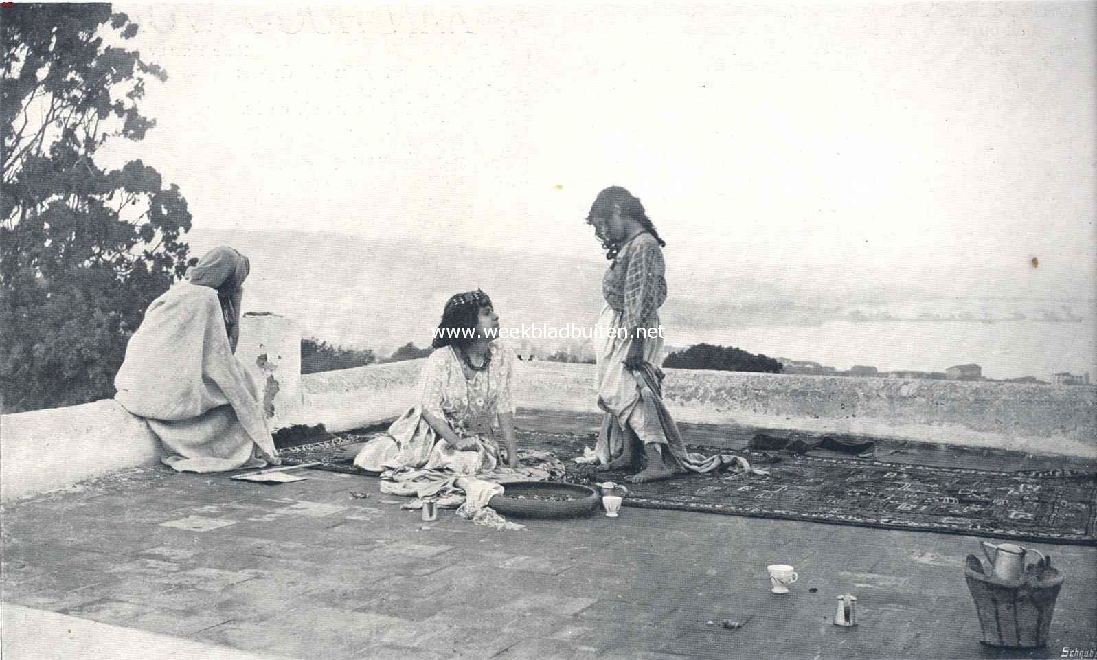 Buiten aan Afrika's noordkust. II. Algiers, een kijkje in de Kasbah. Algiers. De familie 's avonds op het terras