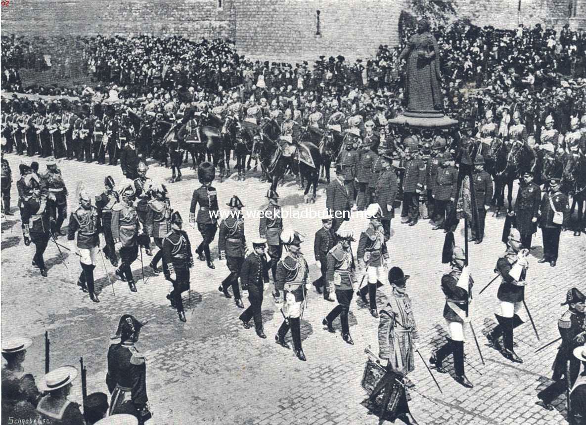 De begrafenis van koning Edward VII. De vorstelijk personen achter de lijkkist gaande. Op de eerste rij achter den standaarddrager: van links naar rechts: Keizer Wilhelm, Koning George en de Hertog van Connaught; op de tweede rij: de Hertog van Cornwall en Prins Albert (Kroonprins). Op den achtergrond ziet met o.a. den Koning van Spanje, den Tsaar van Bulgarije, den Koning van Griekenland, den Koning van Denemarken, Prins Fushini, enz. Rechts: het standbeeld van Koningin Victoria