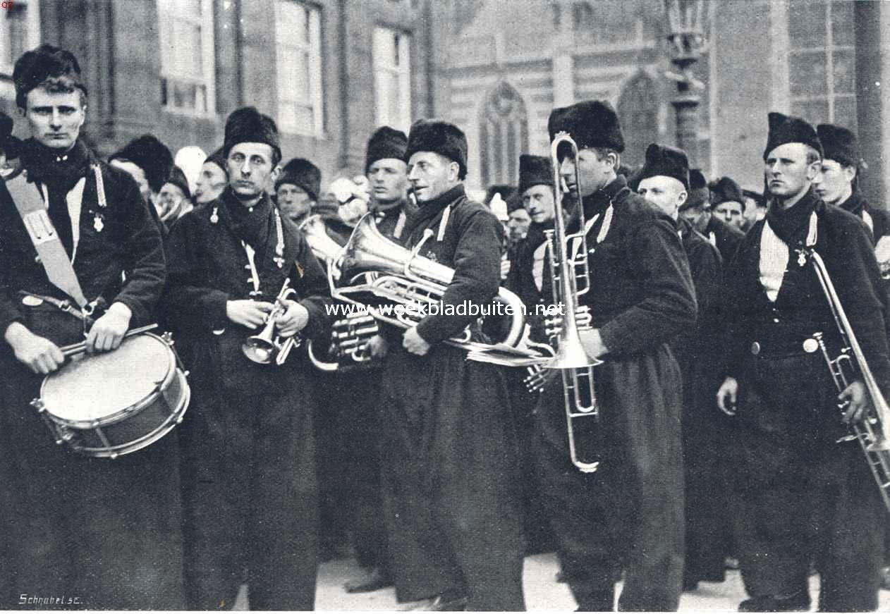 Het koninklijk bezoek aan Amsterdam. De groep Volendammers na de cantate op den Dam