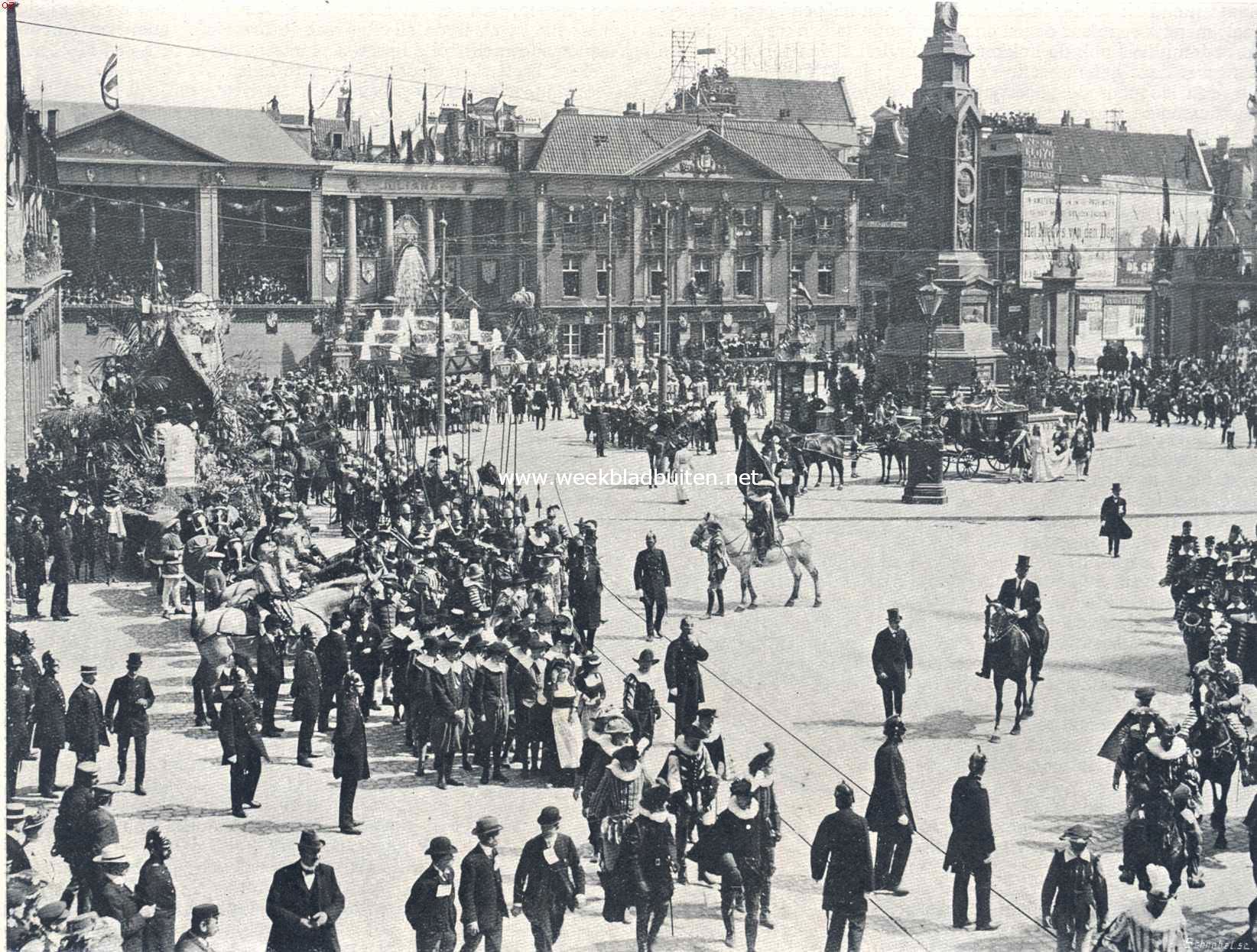 Het bezoek van de koninklijke familie aan Amsterdam. De historische optocht. Het defil voor de koninklijke familie voor het paleis op den Dam. Bij het monument de Karos van Prins Willem III, Koning van Engeland en zijne Gemalin Maria II Stuart. Op den voorgrond Prinsen en Edellieden