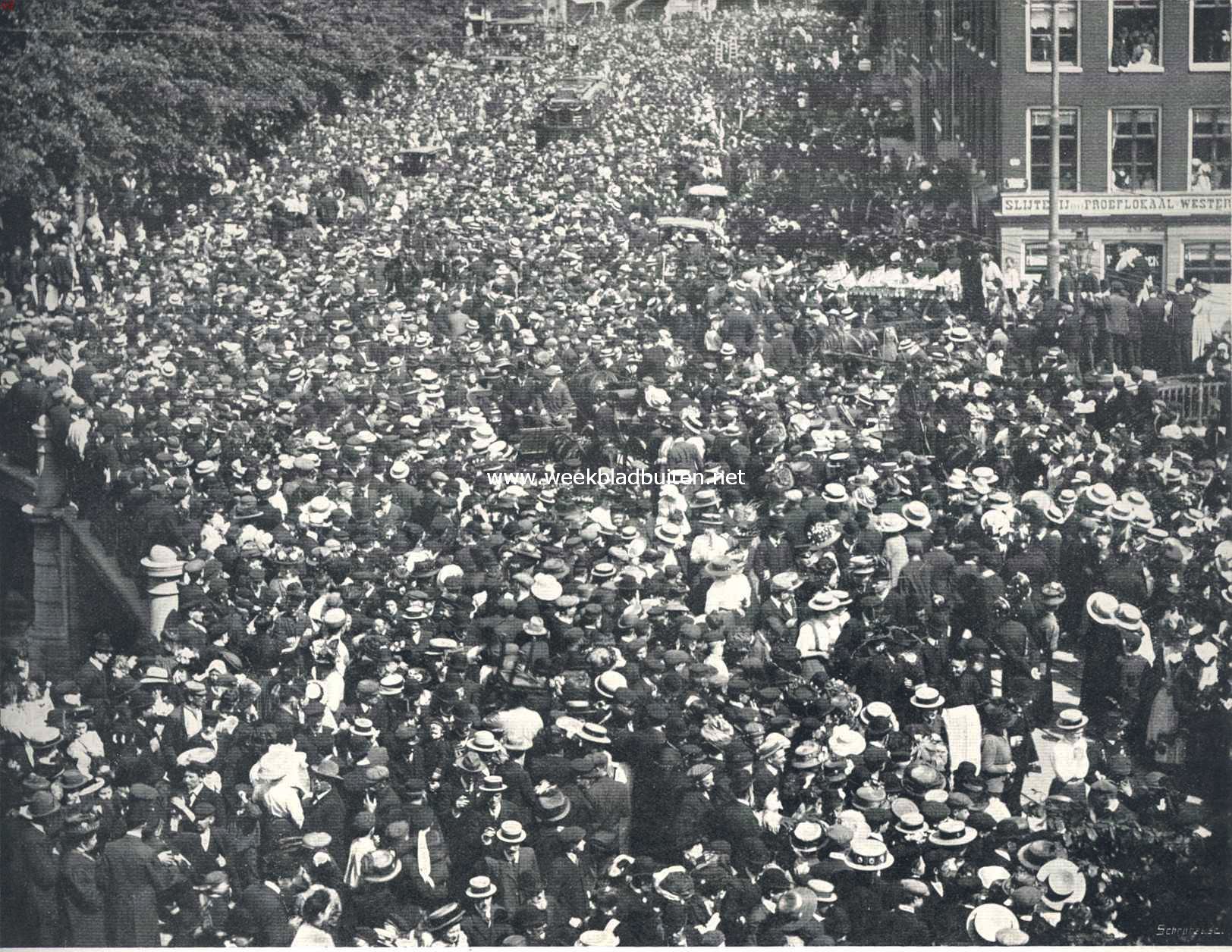 Het bezoek van de koninklijke familie aan Amsterdam. De menschen-massa op de Westermarkt vijf minuten voor het doortrekken van den historischen optocht