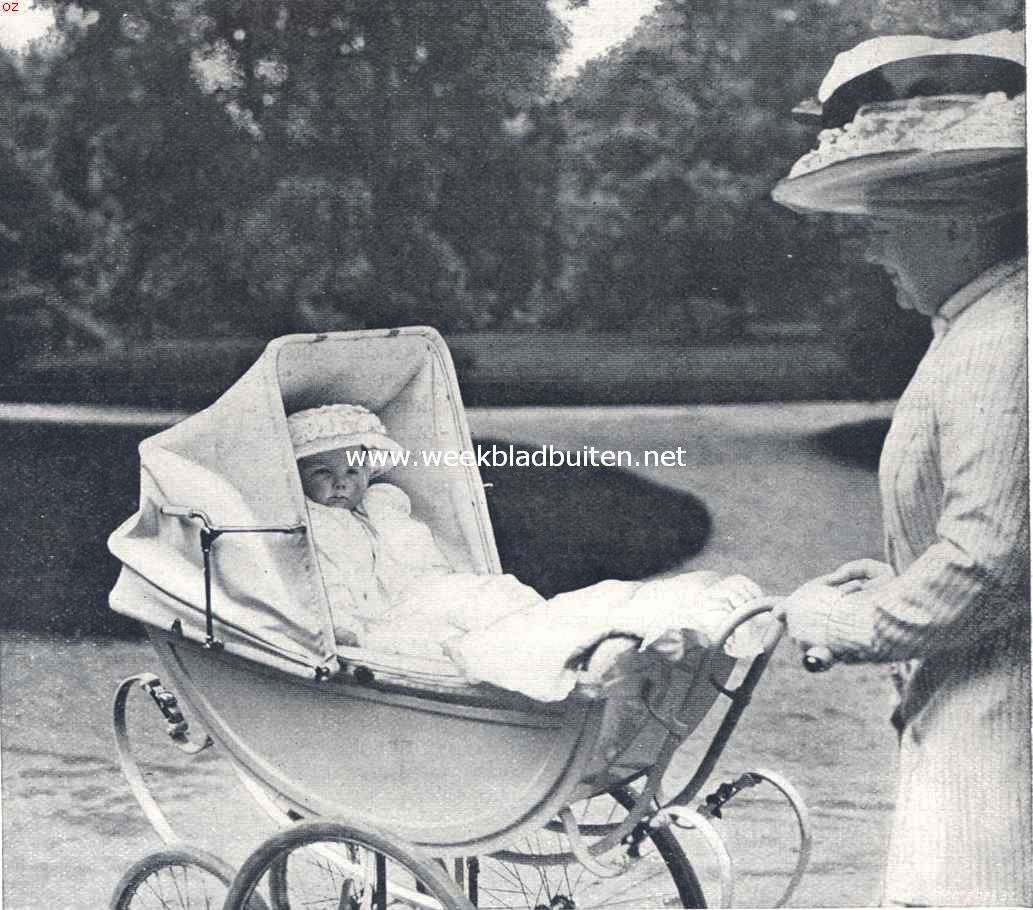 Het bezoek van de koninklijke familie aan Amsterdam. Prinses Juliana in haar tuin in het Vondelpark door H.M. de koningin zelf gereden
