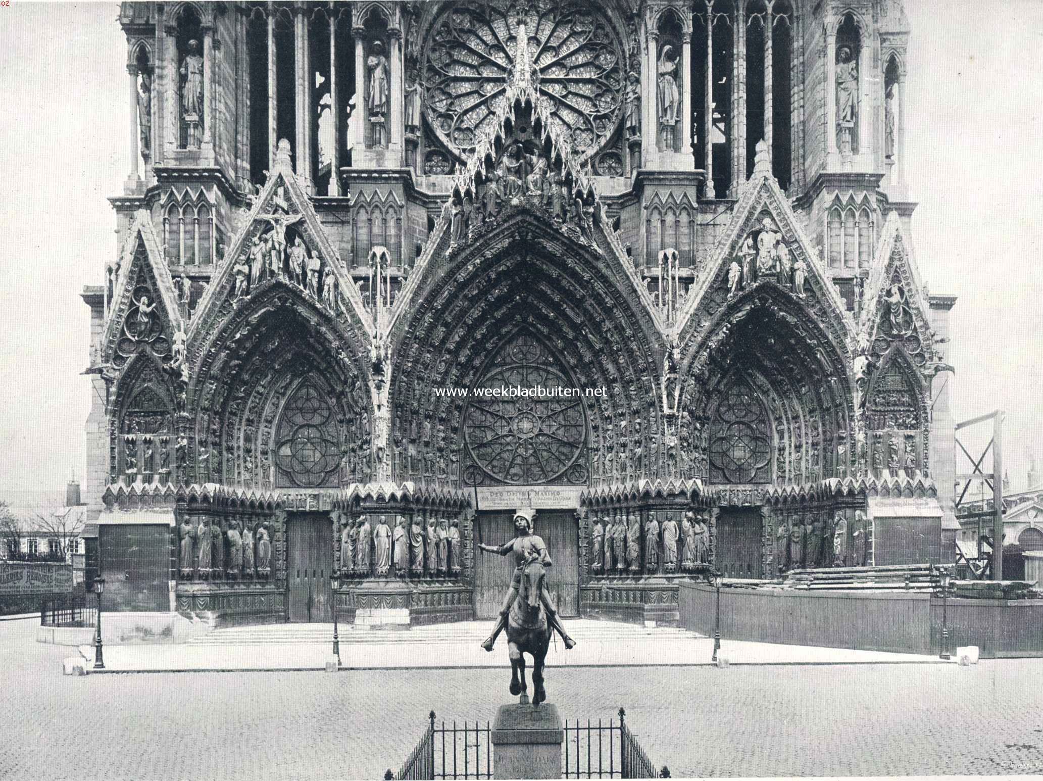 De stad Reims. De drie poorten in den voorgevel van de kathedraal te Reims. Op den voorgrond het standbeeld van Jeanne d; Arc