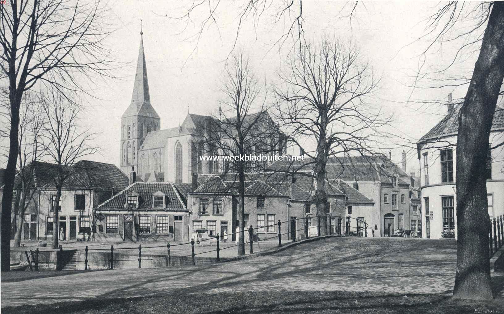 Uit Kampen. De St. Nicolaas- of Bovenkerk van de brug over de Burgel af gezien