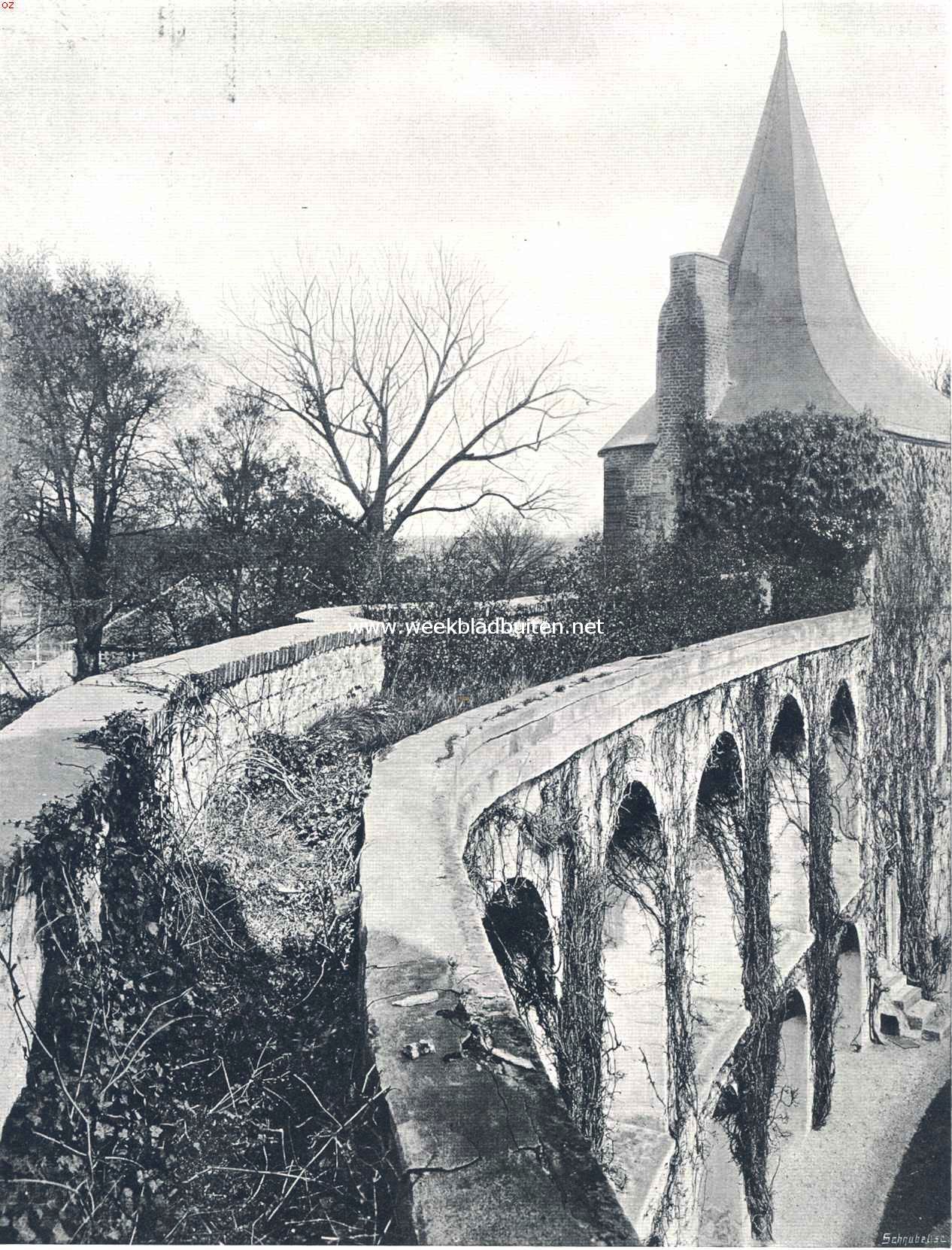 Het kasteel Horn (L.). Kasteelmuur uit een der torens gezien