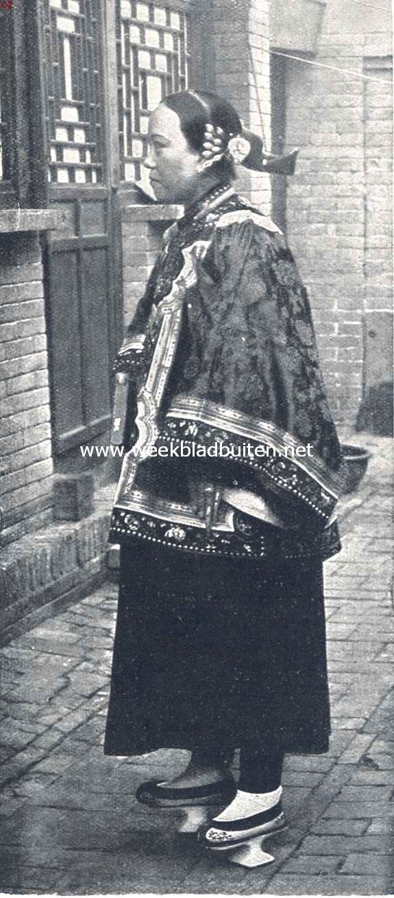 China. Chineesche vrouw op straat