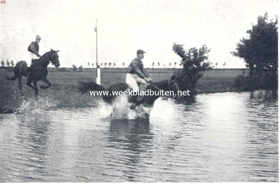 Renpaarden. Luitt. Knel en de Engelsche heerrijder Holroyd. Smith voor de 14 M. breede sloot te Bussum