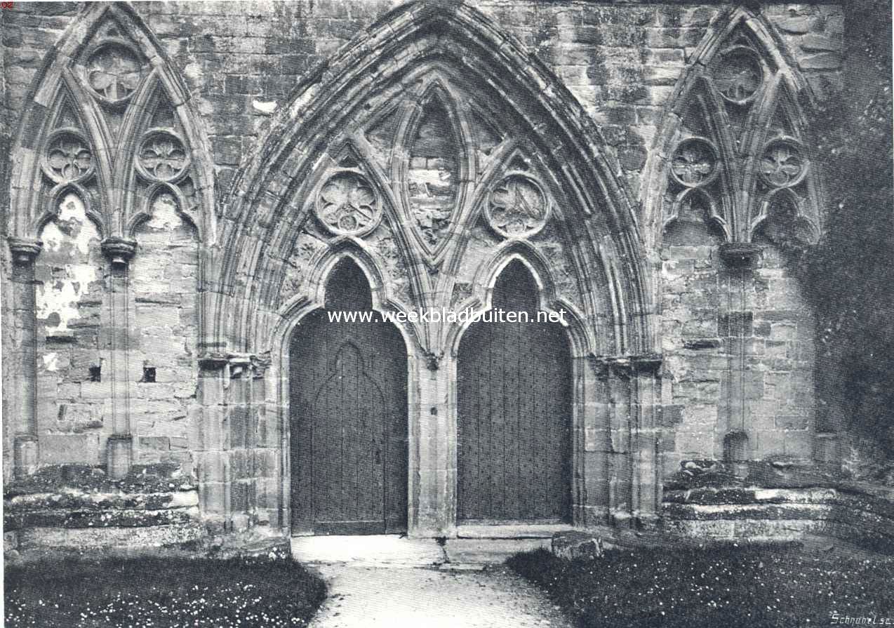 Oud-Engeland. Tintern Abbey. (Groote deur westfront)