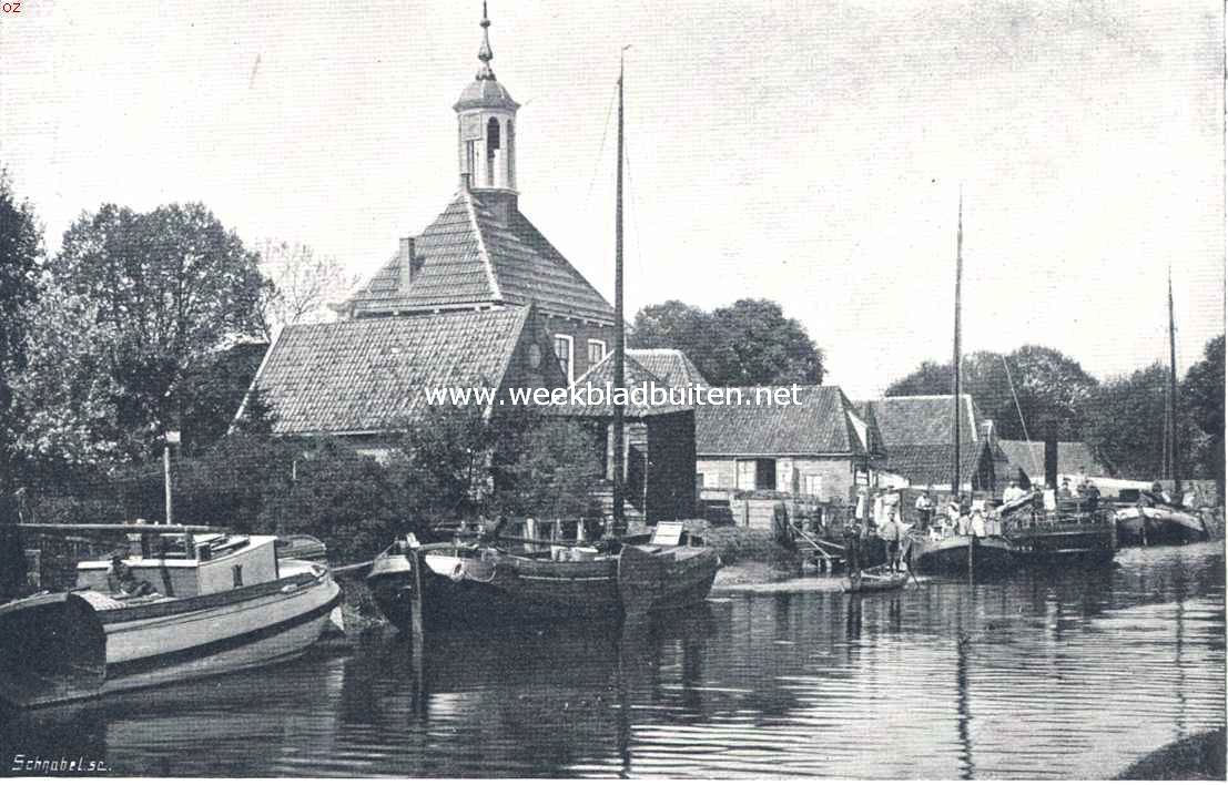 Kuinre. Gezicht op het riviertje de Linde en het Raadhuis