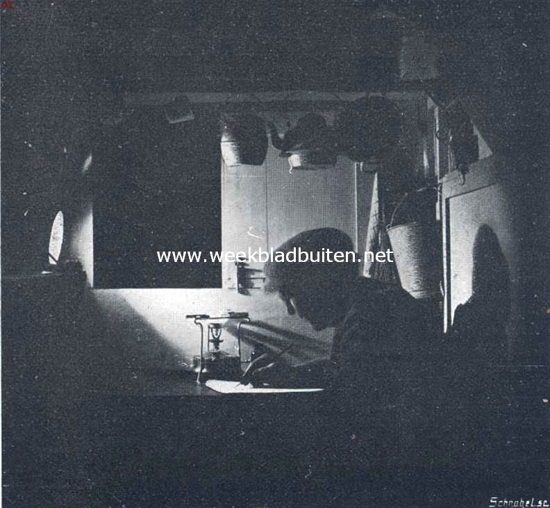 In een woonwagen door Nederland. De fotograaf 's avonds aan het schrijven zijner wederwaardigheden