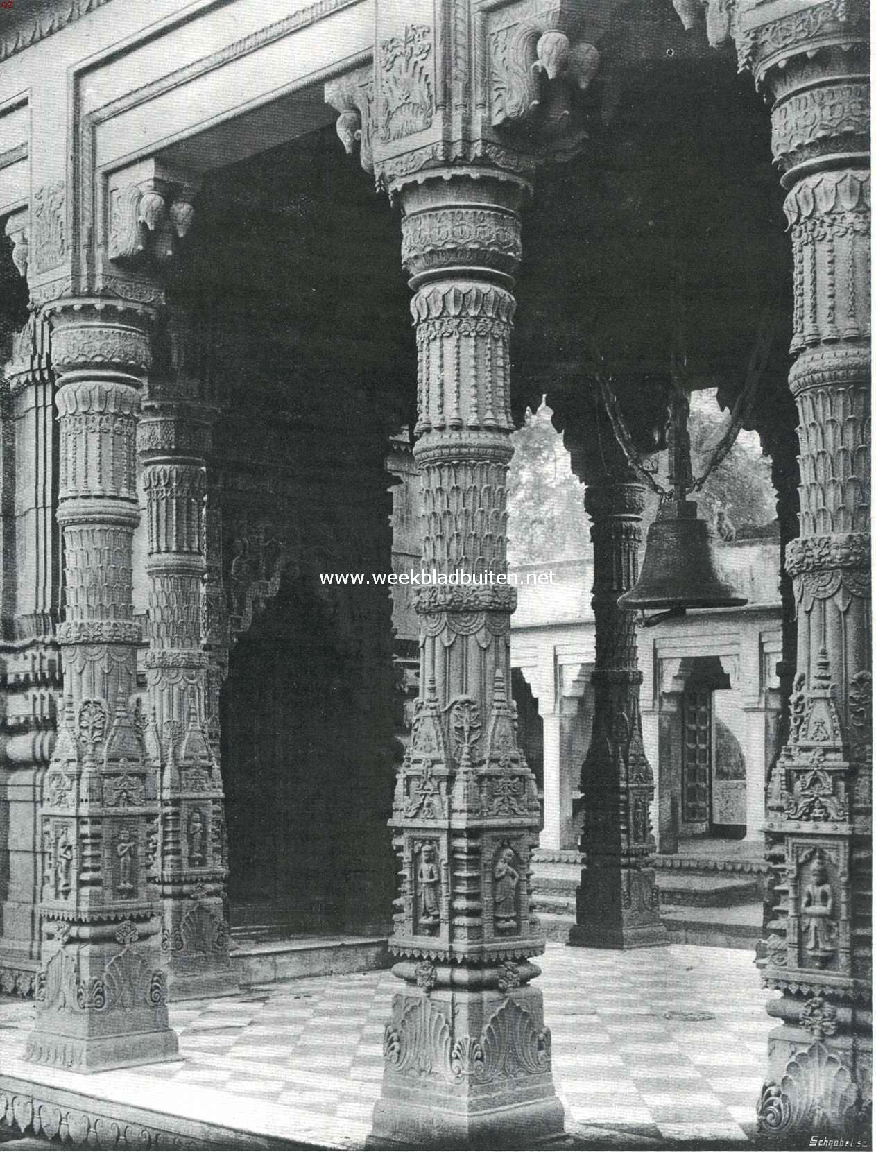 De rijk gebeeldhouwde zuilen van de Monkey Durga-tempel te Benares