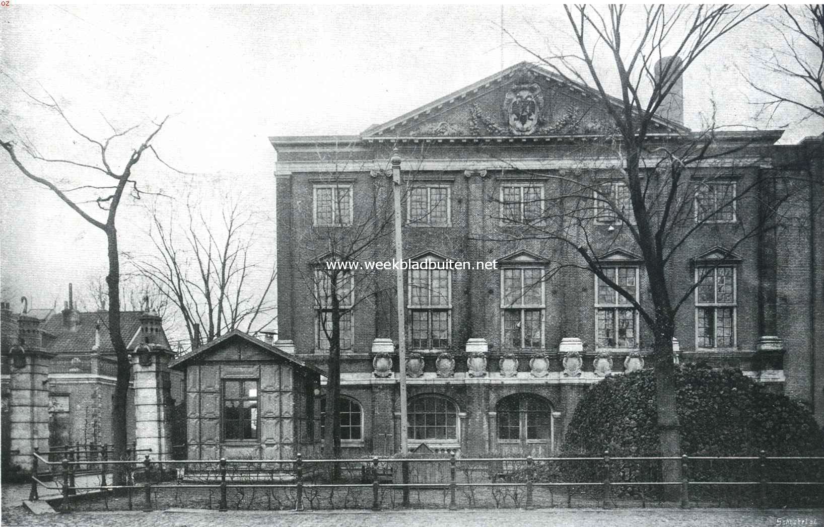 De wonderlijke metamorphose van een oud gebouw en de beetwortelvloot voor Halfweg. Het oude Gemeenlands Huys Zwanenburg, thans linkervleugel van de suikerfabriek 