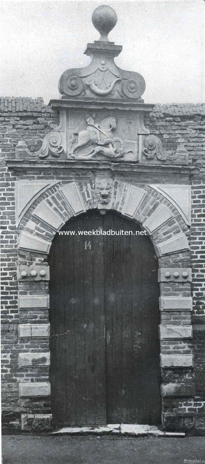 Poortje met St. Jores, van het Doelenplein te Hoorn, dat met het op blz. 59 afgebeelde St. Sebastiaanpoortje, bij de bebouwing van het terrein geheel afgebroken werd, om na gerestaureerd te zijn, opgebouwd te worden bij de nieuwe gymnastiekschool te Hoorn