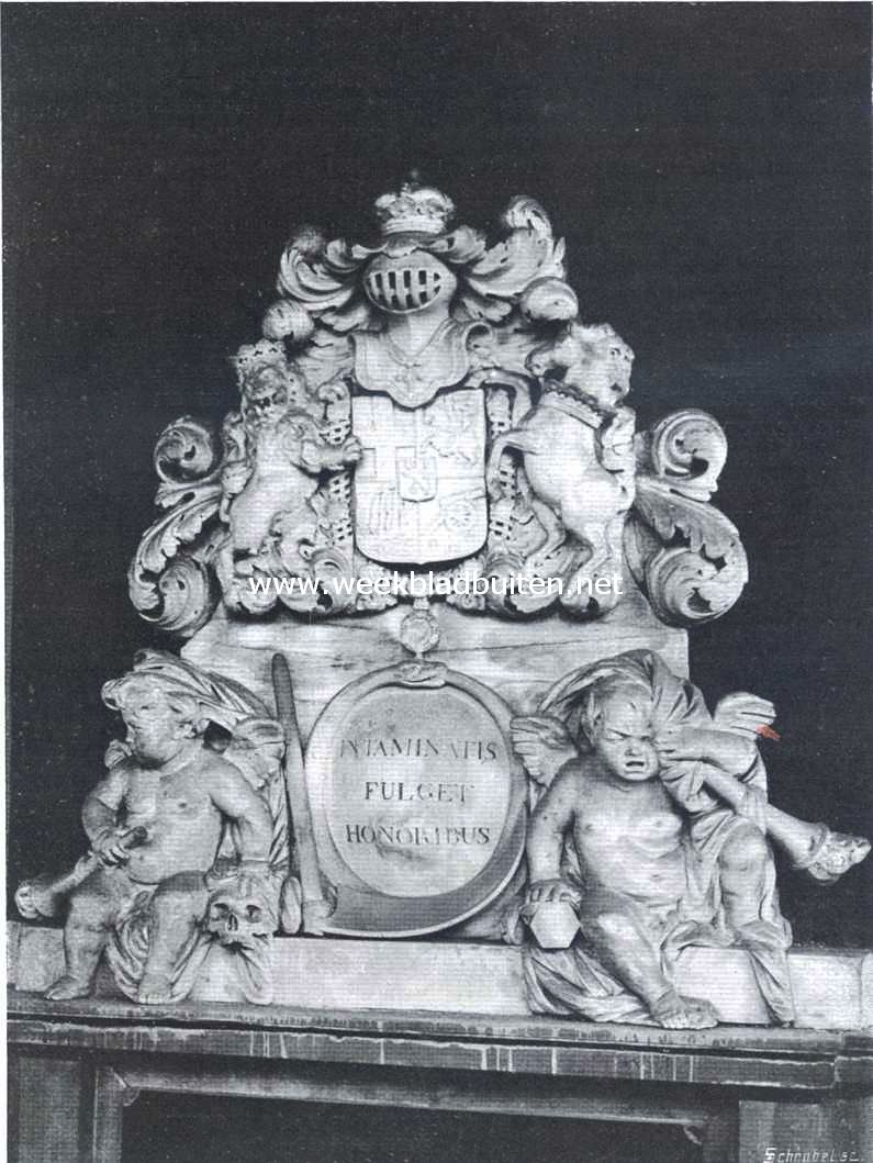 De Nieuwe Kerk te Amsterdam. Beeldhouwwerk boven den ingang van den grafkelder van Michiel Adriaansz. De Ruyter