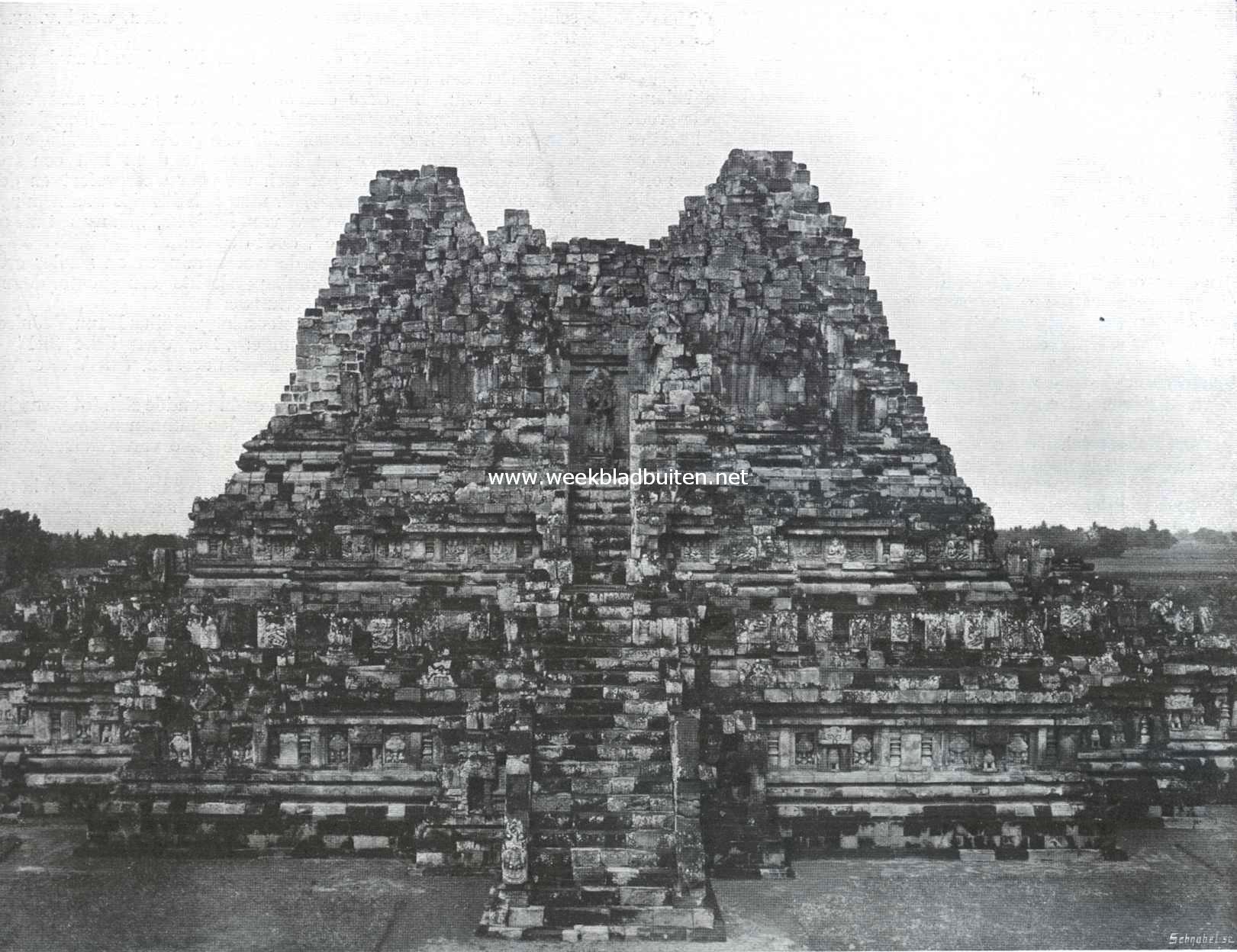 Van Java's tempelschoonheden. De tempel-runen van Parambanan. De oostzijde van den Sjiwa-tempel