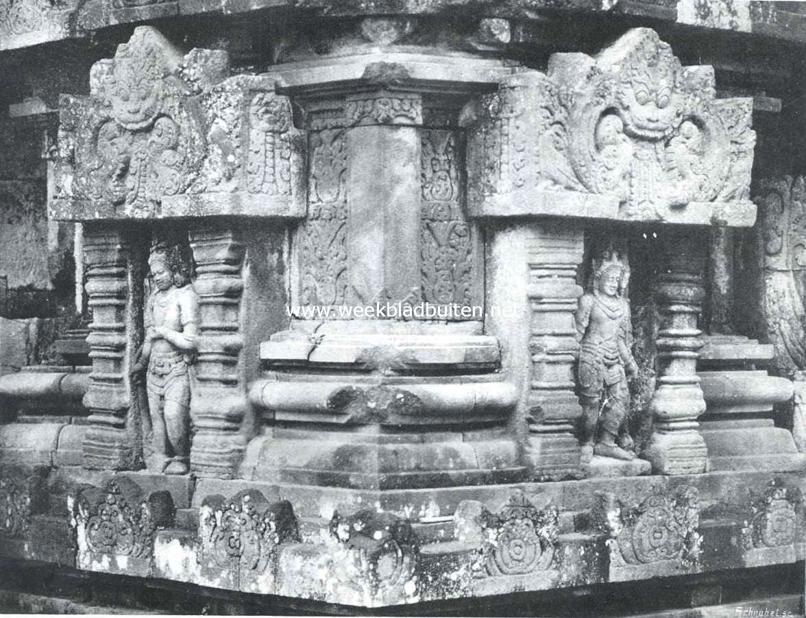 Van Java's tempelschoonheden. De tempel-runen van Parambanan. Hoek-fragment