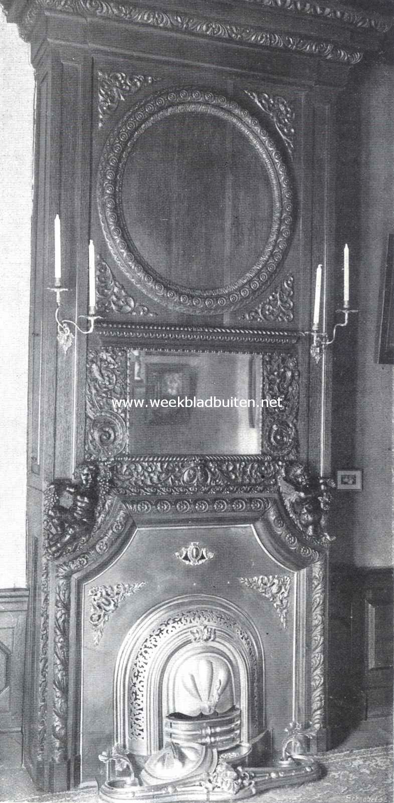 De Fraeylemaborg. De schoorsteen in de Roode Kamer